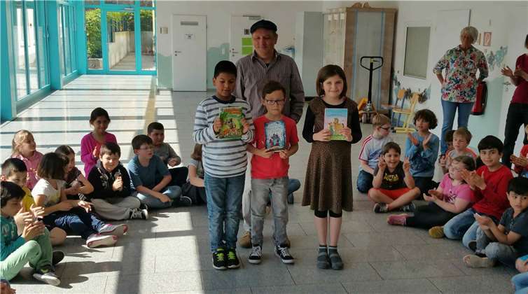 Die glücklichen Gewinner mit ihren neuen Büchern. privat