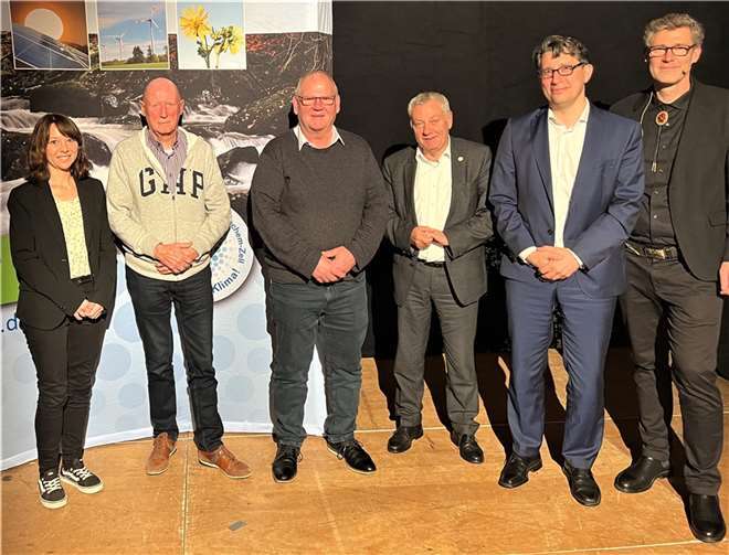 Die glücklichen Gewinner und Gewinnerin stammen zufälligerweise alle aus Eifelgemeinden des Landkreises: Wilfried Linden aus Schmitt, Ignaz Pauly aus Hambuch sowie Stefanie Peifer aus Alflen dürfen sich über die kleinen PV-Anlagen für ihre Eigenheime freuen. Quelle: Kreis Cochem-Zell