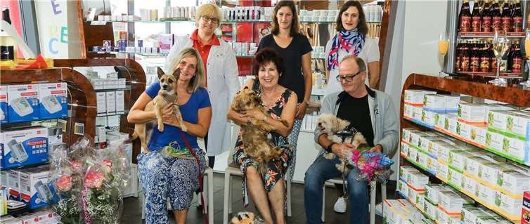 Die glücklichen Gewinner (vorne v.l.): Ella mit Frauchen Frau Stein, Paulchen mit Frauchen Frau Mosmann und Paula mit Herrchen Herr Foehrmann. Mit ihnen freuen sich (hinten v.l.) Frau Apothekerin Vera Butz, Frau Julia Sabel von Tierisch Gut Tiernahrung und Hundesalon und Frau Apothekerin Ulrike Krupp. Foto: privat