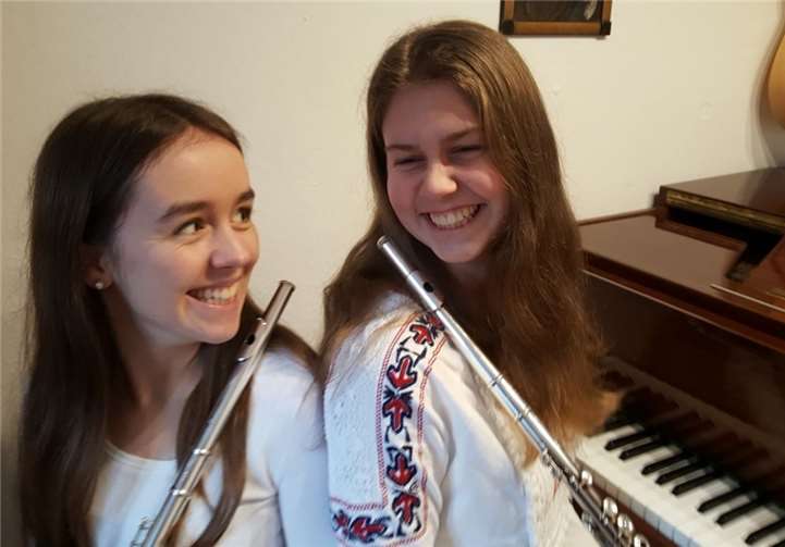 Die glücklichen Gewinnerinnen Paula Krause und Nadja Rösch.KMS