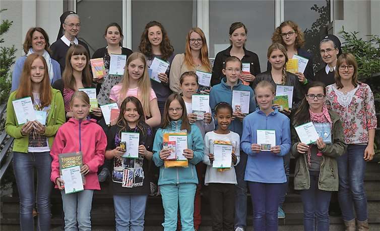 Die glücklichen Gewinnerinnen mit Schulleiterin Sr. Anneclaire, Realschulleiterin Sr. Elvira, den betreuenden Lehrerinnen Frau Bürger und Frau Gausepohl. privat