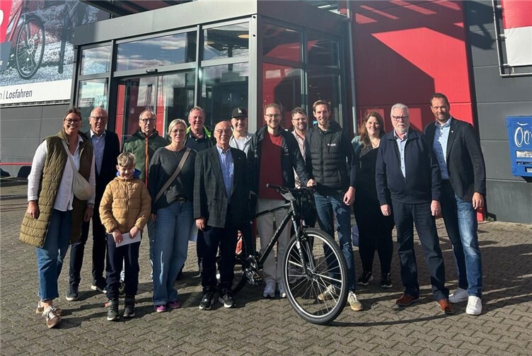 Die glücklichen Gewinnerinnen und Gewinner nahmen ihre Preise von den kommunalen Vertretern entgegen. Foto: Stadtverwaltung Bendorf