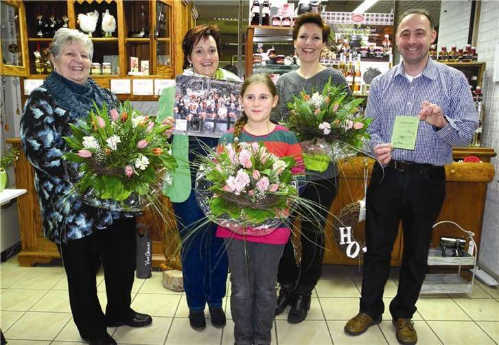 Die glücklichen Gewinnerinnen (v.li.): Marie-Luise Schäfer, Monika Geilen, Andrea Klein, Andreas Geilen mit Glücksfee Lina Kraut (vorne). FRE