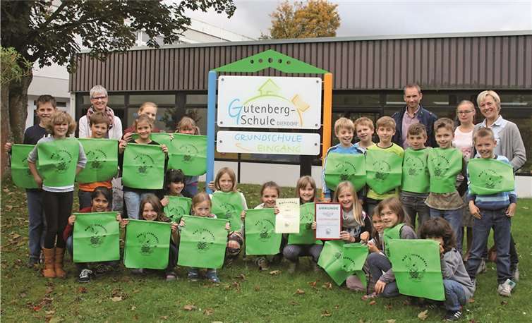 Die glücklichen Kinder achten vorsorglich auf ihre Zähne. privat