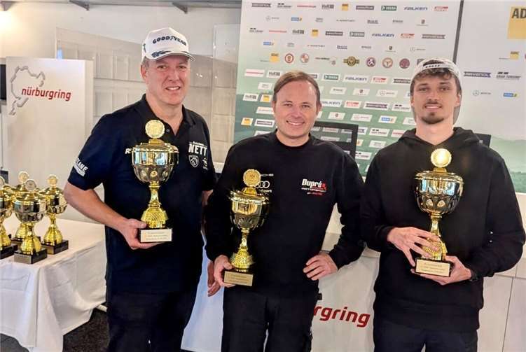 Die glücklichen Klassensieger (v.l.n.r.) Achim Nett, Christoph Dupré und Maximilian Malinowski.  Foto: Dupré Motorsport