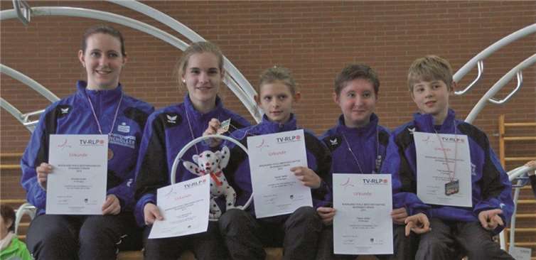 Die glücklichen Sieger: Kristina Krohn, Lara Walscheid, Sarah Seiler, Tobias Seiler und Timo Salscheider. privat