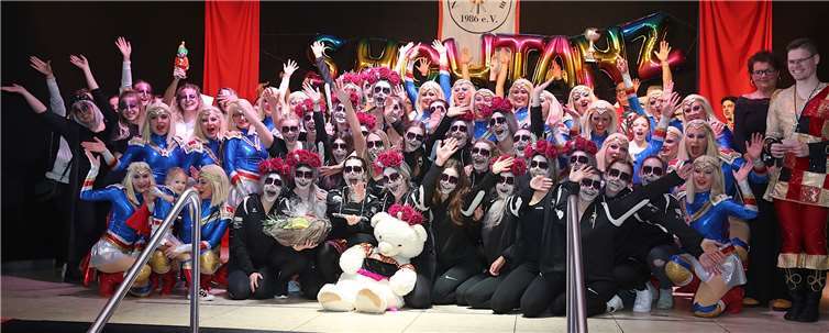 Die glücklichen Sieger als auf der Bühne bei der Siegerehrung vereint. Fotos: Roland Schäfges - www.myfoto24.e