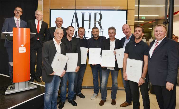 Die glücklichen Sieger bei der Verleihung „Ahrwein des Jahres“ im vergangenen Jahr strahlen gemeinsam mit den Initiatoren Alexander Kohnen (l.), International Wine Institute, Dieter Zimmermann (2. v. l.) und Guido Mombauer (3. v. l.), Vorstand der Kreissparkasse Ahrweiler, sowie Landrat Dr. Jürgen Pföhler (r.) um die Wette. KSK Ahrweiler