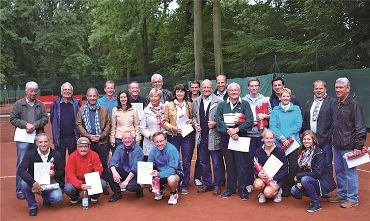 Die glücklichen Sieger der Rheinbacher Tennis-Stadtmeisterschaften. privat