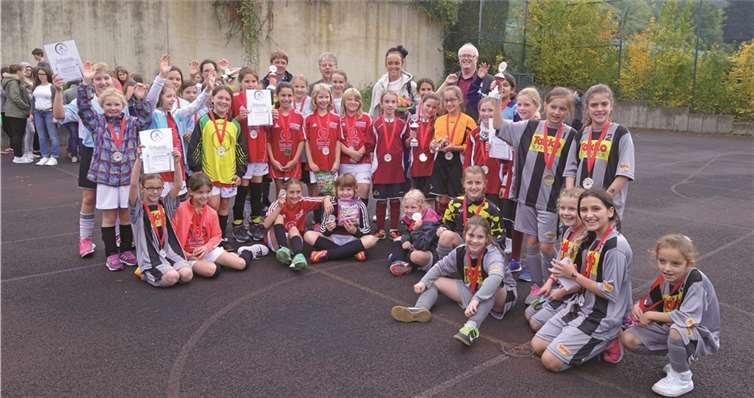 Die glücklichen Sieger des Calvaria-Cups und Peggy Kuznik. privat