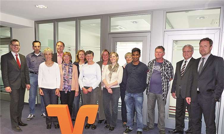 Die glücklichen Sieger des Gewinnspiels freuen sich gemeinsam mit den Volksbankern über ihre Preise. privat