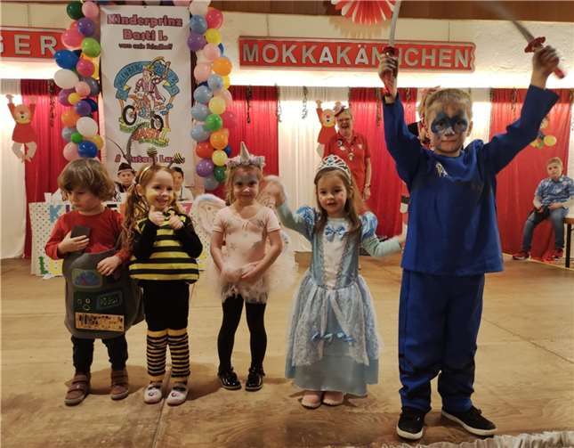 Die glücklichen Sieger des Kostümwettbwerbs.  Fotos: privat