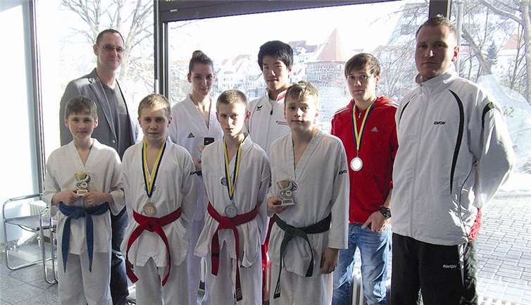 Die glücklichen Sieger mit ihren Medaillen und Trainern. privat