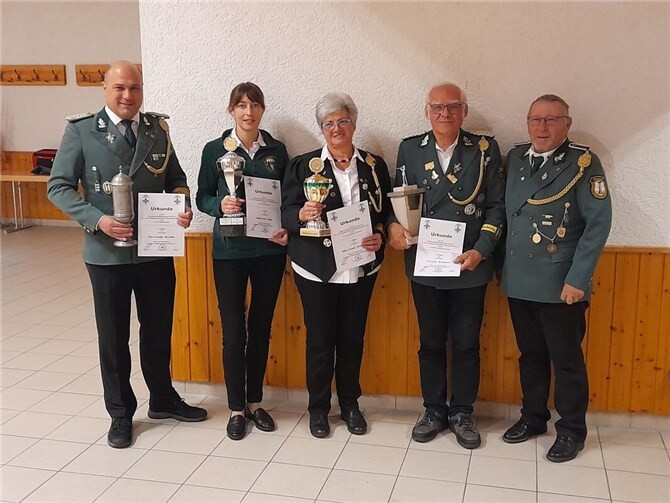 Die glücklichen Sieger mit ihren Pokalen und Urkunden.  Foto: Ulrich Eckhard