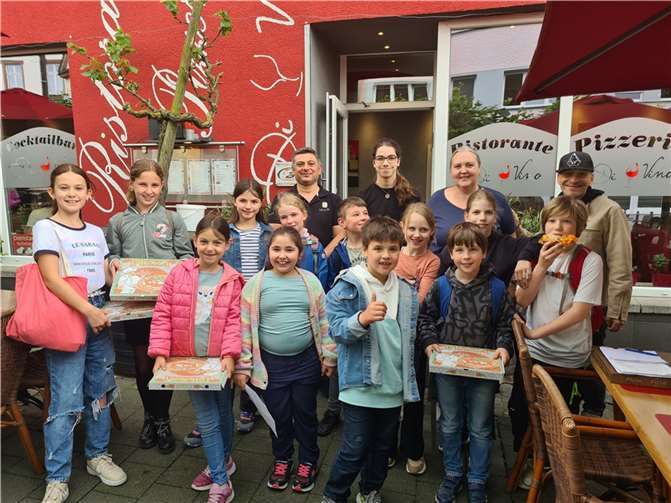 Die glücklichen Teilnehmerinnen und Teilnehmer des Pizza- und Pastakurses im Restaurant Di Vino. Fotos: Stadt Bendorf