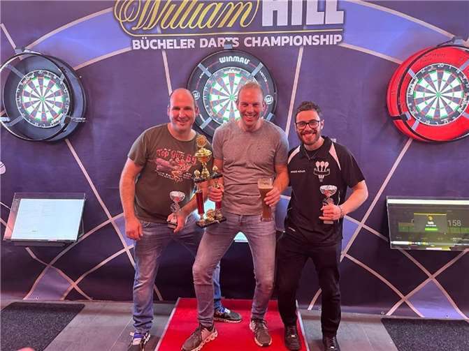 Die glücklichen Top-Scorer Marcel Pfeifer, Stefan Schneider und André Mönch freuen sich über ihre Siegerpokale.