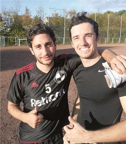 Die glücklichen Torschützen Roschan Monsef (links) und Thomas Schmidt.privat