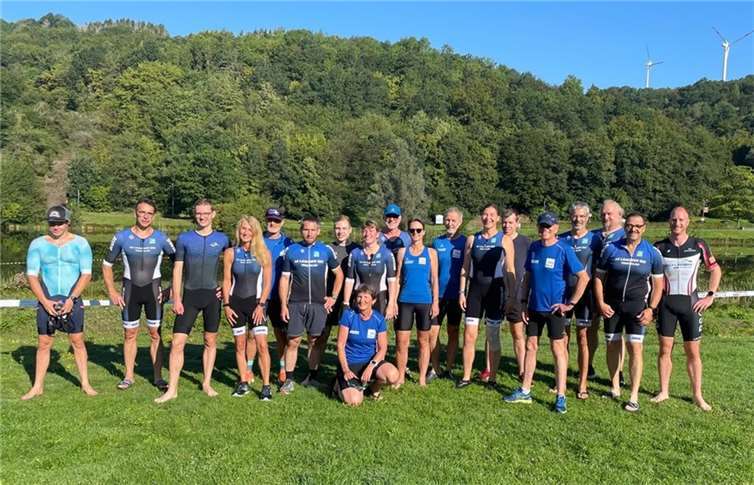 Die glücklichen Triathleten vom Laacher See.  Foto: Herbert Esper