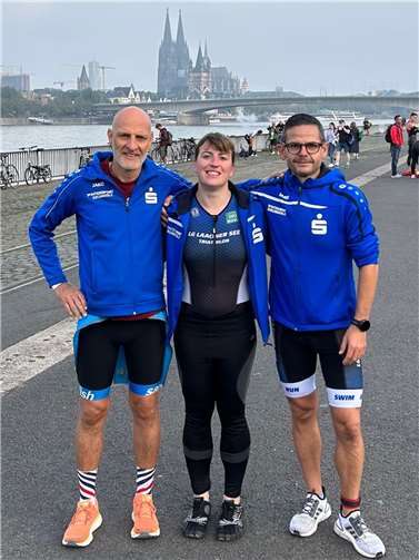 Die glücklichen Triathleten vom Laacher See nach der Anstrengung: v.li. Ingo Schulze, Saskia Alflen und Michael Krämer. Quelle: LG Laacher See