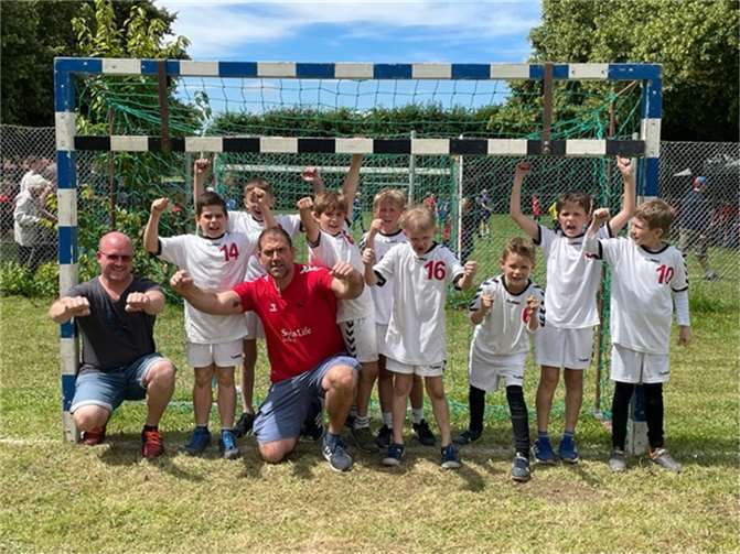 Die glücklichen, jubelnden Trainer und Spieler nach dem Turnier  Foto: SV Rot-Weiß Merl