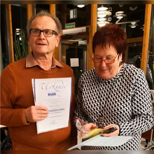 Die goldene VdK Ehrennadel überreichte die Vorsitzende Petra Myke an Siegbert Sikora (li.) für 30 Jahre Vereinstreue.