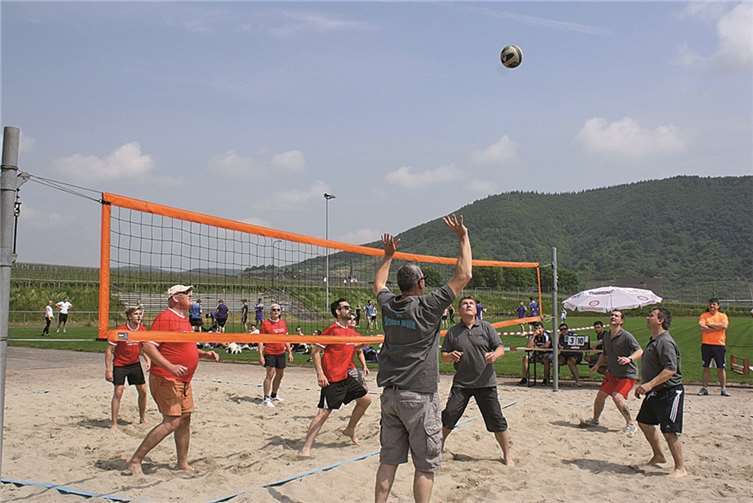 „Die grauen Wölfe“ behielten gegen das Team „Happy Holiday“ im ersten Spiel des Turniers die Oberhand.