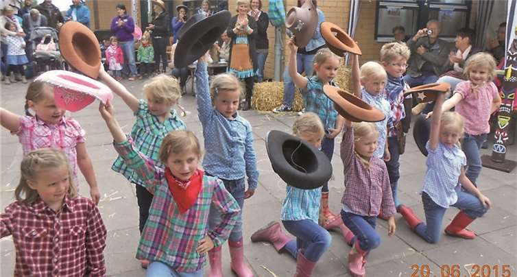 Die größeren Kinder zeigten eine Cowboy-Choreografie. Privat