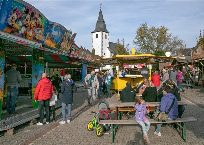 Die „größte Kirmes im Ländchen“ lockte wiederviele Besucher auf den Kirchplatz in Villip.