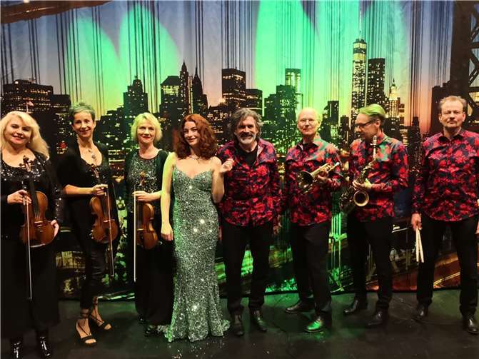 Die größten Hits aus Hollywood-Produktionen präsentieren Gerd Winzer und sein Titanic-Orchester , verstärkt durch Alexandra Turkot von „The Voice of Germany“.  Foto: privat