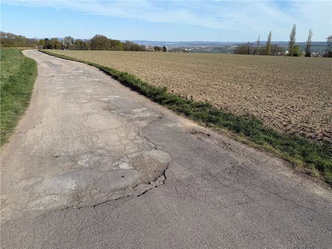 Die größten Schlaglöcher auf der Zufahrt zum Krahnenberg sollten vor dem Kanzelfest am 1. Mai ausgebessert werden. Foto: CDU Andernach
