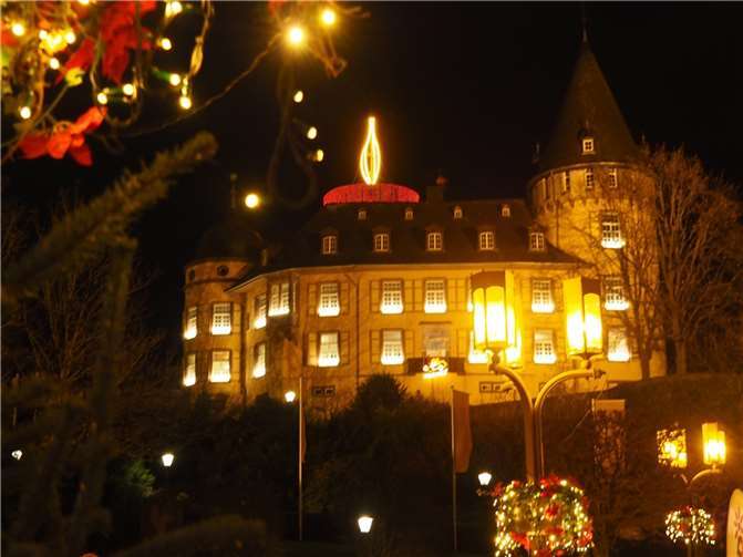 Die große Adventskerze auf dem Goloturm erstrahlt wieder.