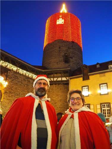 Die große Adventskerze erstrahlte wieder und die Drehorgelnikoläuse versetzten die Besucher des Adventsmarktes in die richtige Stimmung.  Fotos: BS