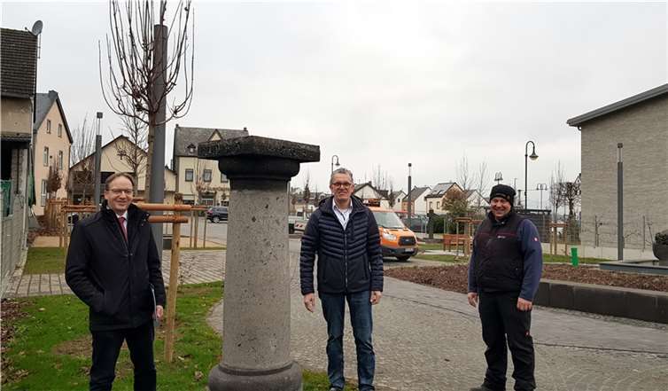 Die große Basaltsäule, die einst im Erdgeschoss der Grundschule stand, ist eine der drei historischen Sehenswürdigkeiten am Schlossplatz.
