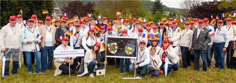 Gelebte deutsch-französische Freundschaft Die große Deutsch-Französische Fußgruppe ging im Festumzug zur 1000-Jahrfeier mit. Foto: Dietmar Walter