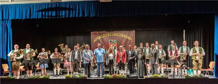 Die große Egerländer-Besetzung des Ausbildungsmusikkorps der Bundeswehr ein Benefizkonzert zugunsten der Ukrainehilfe.  Fotos: Heinz Werner Lamberz