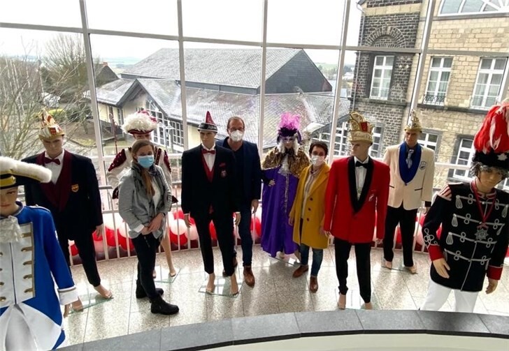 Die große Fassadenfront des Rathauses wurde daher mit den Uniformen und Kostümen von närrischen Kooperationen verziert.Quelle: Verbandsgemeinde Mendig