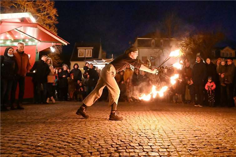 Die große Feuershow der Mittelalterabteilungentwickelte sich zu einem umjubelten Stück Marktgeschichte.