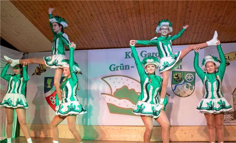 Die große Garde der KG zeigte einen akrobatischen Gardetanz.