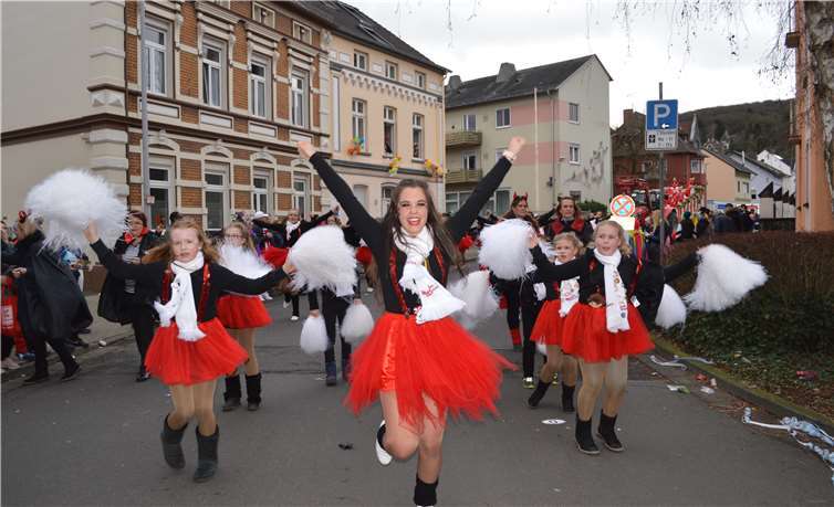 Die große Gruppe der Magic Dancers der KG Narrenzunft, die im Karneval mit akrobatischen Tänzen die Jecken verwöhnt.