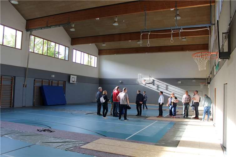 Die große Halle ist fast fertig, hier fehlt nur noch der vorgeschriebene Prallschutz.