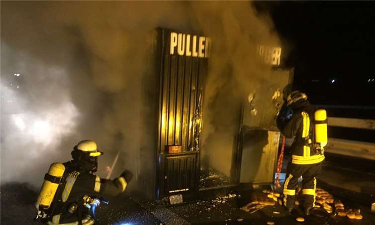 Die große Hitzeentwicklung zwang die Feuerwehr zu äußerster Vorsicht beim Löschen.