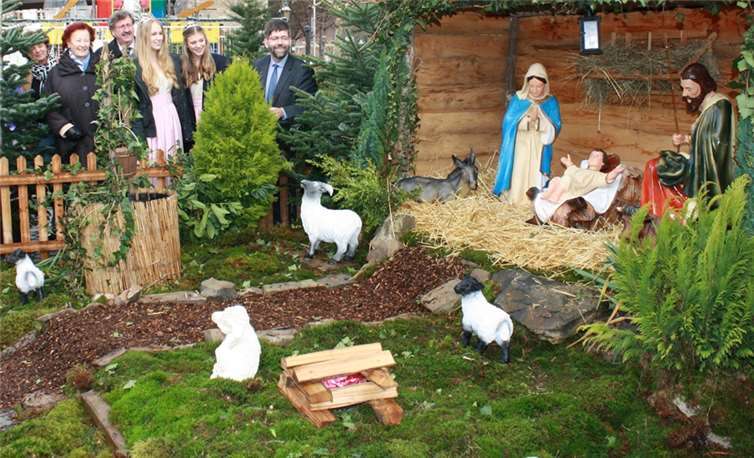 Die große Krippe mit der heiligen Familie ist auf dem Carlfritz-Nicolay-Platz anzutreffen.TE