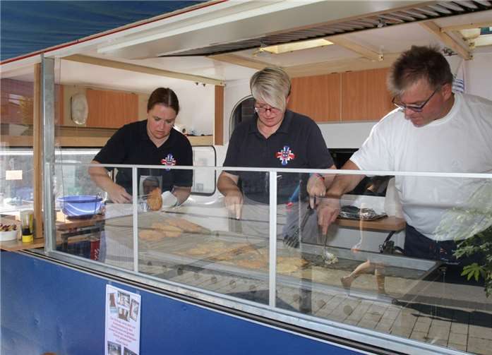 Die große Mädchentanzgruppe backte fleißig Waffeln.Fotos: Stefan Hammerschlag