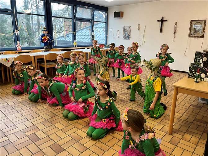 Die große Minitanzgruppe „Rotznasen“ tanzte sich in die Herzen der Gäste.  Foto: Christa Bergerhausen