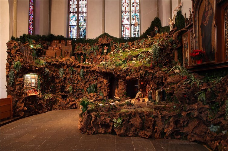 Die große Naturwurzelkrippe in der Pfarrkirche St. Suitbert in Rheinbrohl ist schon seit vielen Jahren weit über die Landesgrenzen von Rheinland-Pfalz hinaus bekannt.  Foto: Peter Kurtscheid