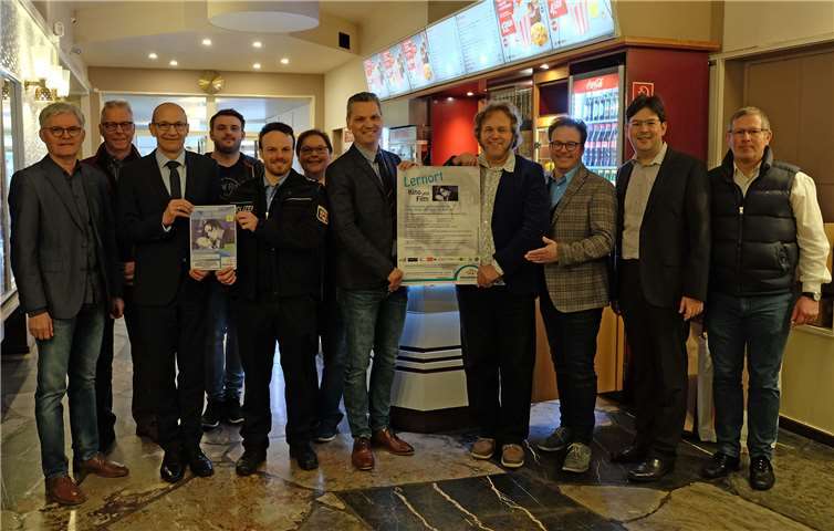 Die große Runde der Kooperationspartner im Metropol-Kino (v.l.: Wolfgang Hartmann, Leiter Amt für Jugend und Soziales, Rolf Niemeyer, Polizeibeauftragter Jugendsachen a.D., Gerhard Grün, Sparkasse, Björn Ramseger, Kinderschutzbund, André Antweiler, Sachbearbeiter für Jugendstrafsachen, Angelika Henn, KiJub, Ingo Weber, Leitung Jugendstrafsachen Polizei Neuwied, Horst-Peter Robiller, Jugendschutzbeauftragter, Michael Kleinschmidt, IKF Wiesbaden, Michael Mang, Bürgermeister Stadt Neuwied, Michael Mertes, Minski. Foto: privat