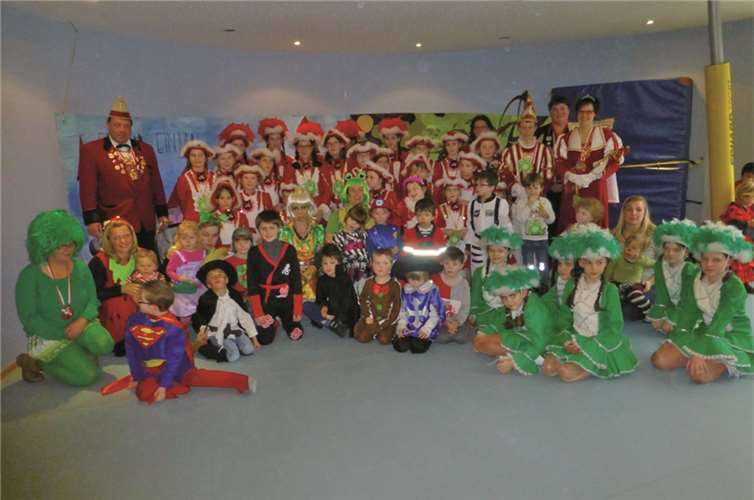 Die große Schar an Karnevalisten und Kinder des Sausewindes. privat