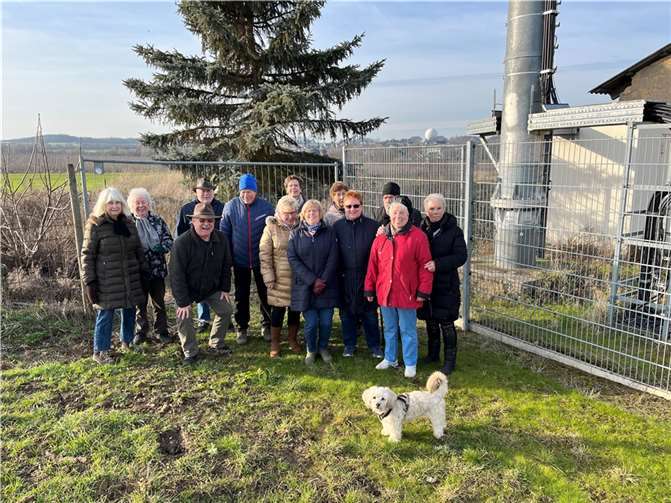 Die große Schar an Teilnehmern am Funkmast im Feldbereich um Oedingen. Foto: privat