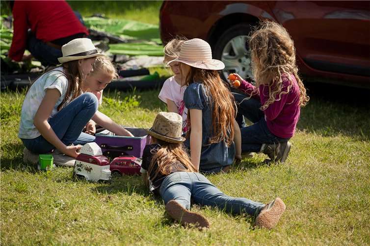 Die große Spielwiese an der Hütte und der angrenzende Wald waren ideal für die spielfreudigen Väter und Kinder.