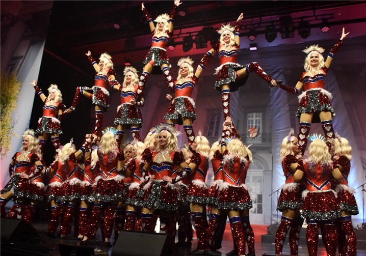 Die große Tanzgarde des KC Kapuzemänner schenkte ihrem Herrscherpaar eine tolle Show mit gewagten Pyramiden.